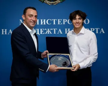 Спортният министър награди Никола Цолов