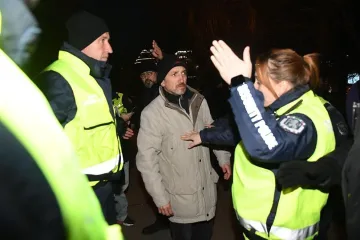 Огън и жупел пред Паметника на съветската армия