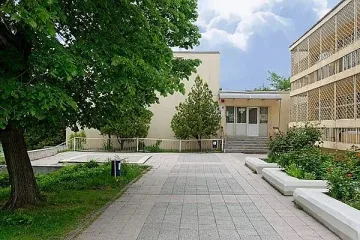 Майка влетя в забавачка, рани медицинска сестра