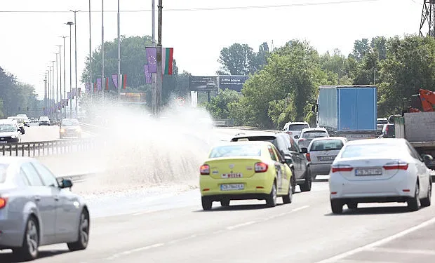 След пороя в София. Появи се опасен вир на булевард