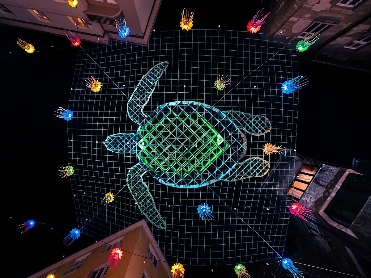 Шум! Екзотична коледна украса в София подпали мрежата