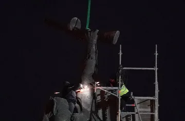 Хвърчат искри! Флекс реже Паметника на Съветската армия