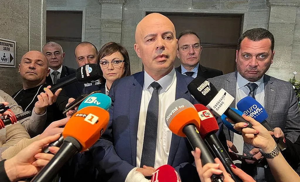 Свиленски показа раната си и поведе шествие към Министерския съвет