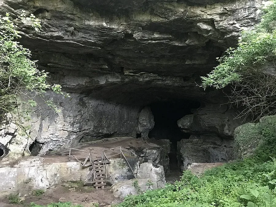 Внушителна пещера с нещо изненадващо на входа