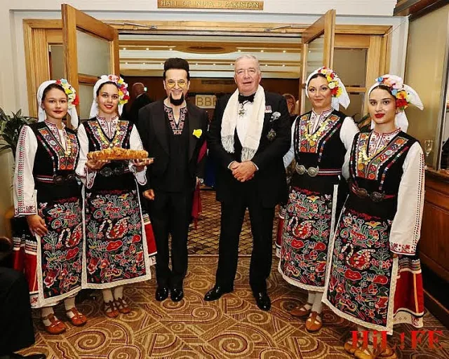 Знатни дами блестят на големия бизнес бал в Лондон