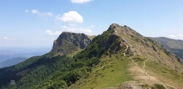 Връх разкрива гледка към няколко планини