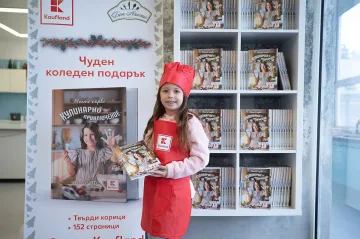 Внучката на Христо Стоичков – Миа на корицата на готварска книга за деца