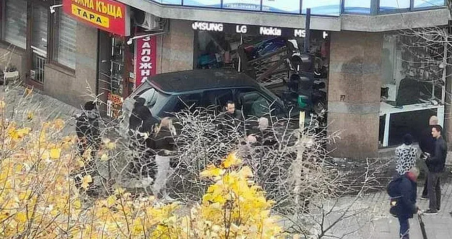 Втори джип влетя в магазин. Какво става?
