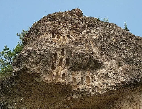 Мистерията на Родопите! Скални ниши издълбани по тавана