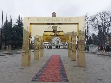 След възмущение. Премахват временната арка в София