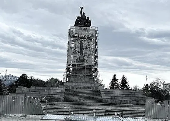 Почна се! Махат фигурите от паметника на съветската армия