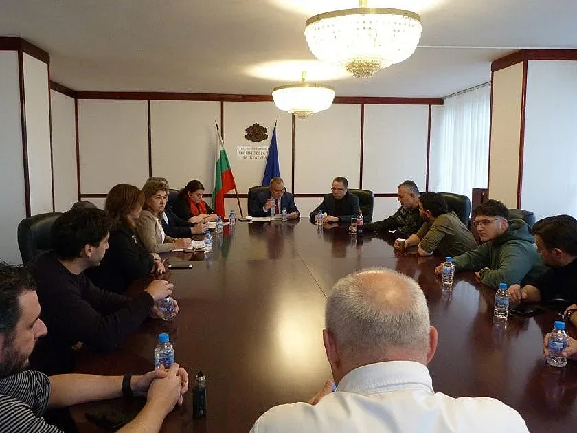 Как ще вдигнат заплатите в културния сектор? Говори министърът