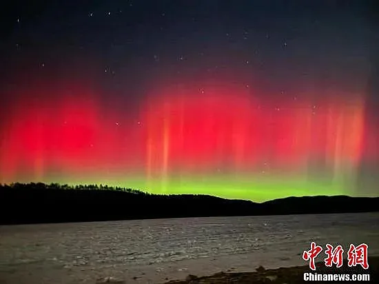 Зашеметяващо! Небето се оцвети в червено и зелено (СНИМКИ)