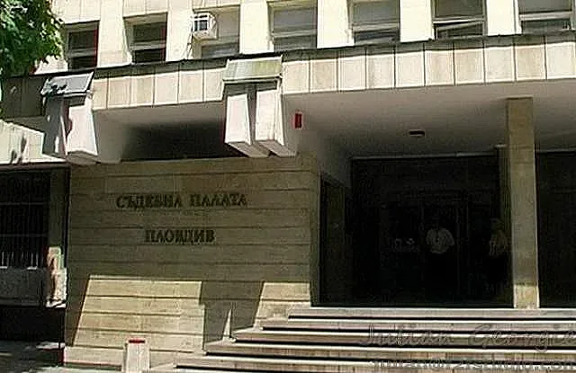 Мъж влачи с колата си охранител. Помете магазин