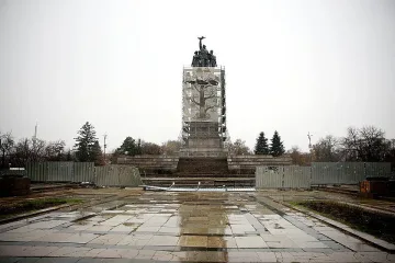 Разруха около Паметника на Съветската армия, падат огради