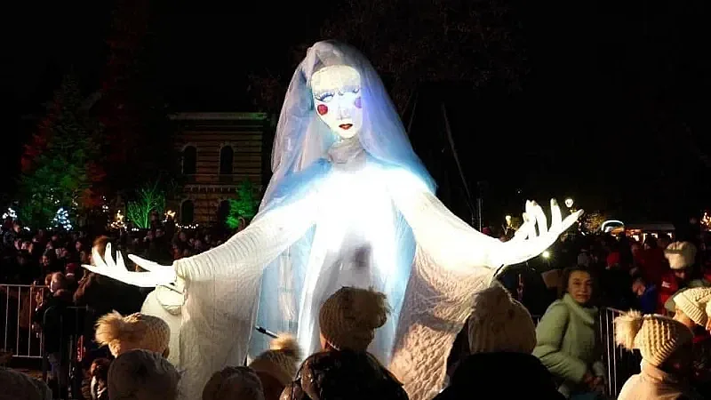 София онемя. Най-странната коледна украса (СНИМКИ)