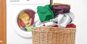 Уникален трик! Една подправка маха петната от прането и връща цветовете