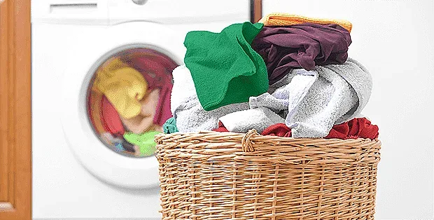 Уникален трик! Една подправка маха петната от прането и връща цветовете