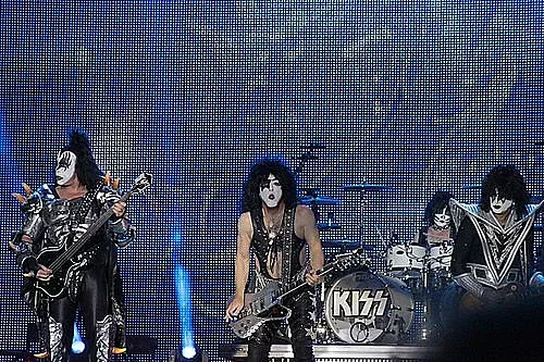 „Кис“ с последни два концерта