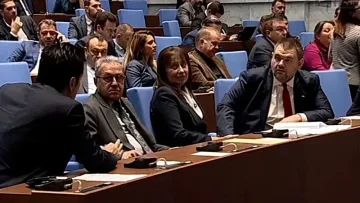 Жега в парламента! Делян Пеевски постави Кирил Петков на мястото му (СНИМКИ)