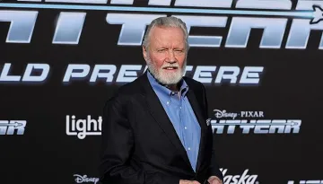 Бащата на Анджелина Джоли отново у нас. Прави нещо голямо