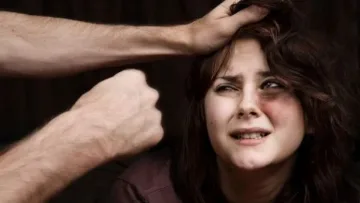 Хорър! Тъщата на кмета на Цалапица пребита от баща му