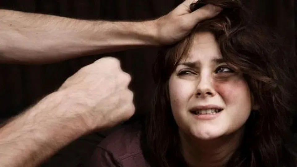 Хорър! Тъщата на кмета на Цалапица пребита от баща му