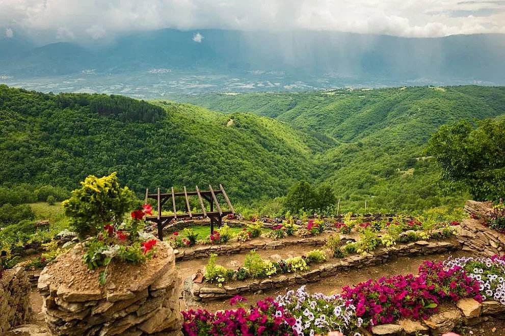 Навалица от туристи. Селото с 9 жители и 80 000 цветя