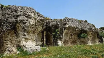 Скала крие голяма тайна. Входът зазидан с камъни