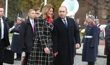 Равнис по първата дама. Деси Радева зададе модна тенденция (СНИМКИ)