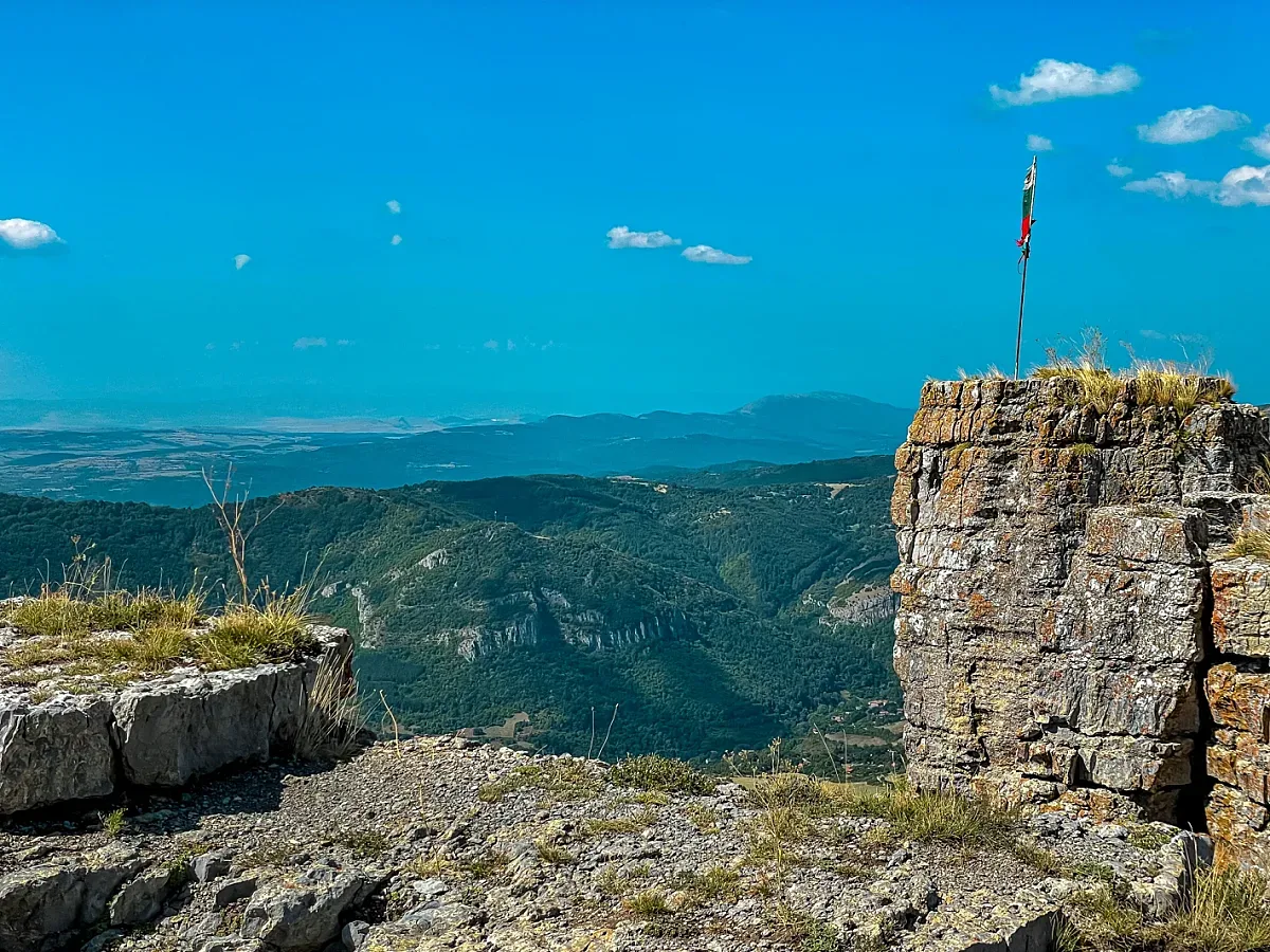 Разцепена скала смая туристи с гледката