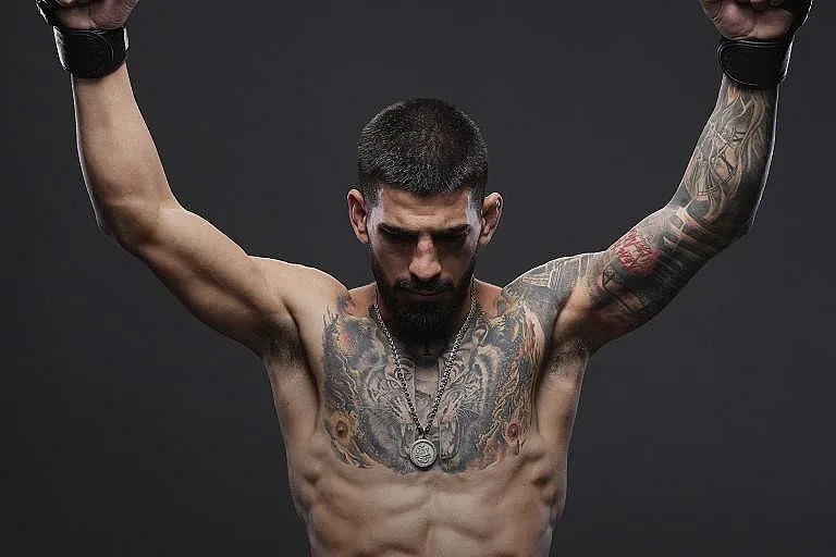 UFC боец раздава тупалки. Кой е потърпевшият