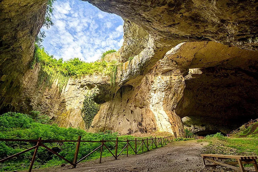 Маарата, в която  снимаха  "Непобедимите 2"