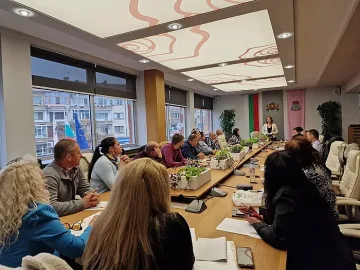 Кметът на община Казанлък връчи трудовите договори на новоизбраните кметове