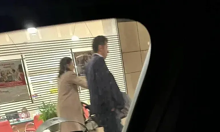 Изловиха ги! Кирил Петков разхожда бебето на Лена