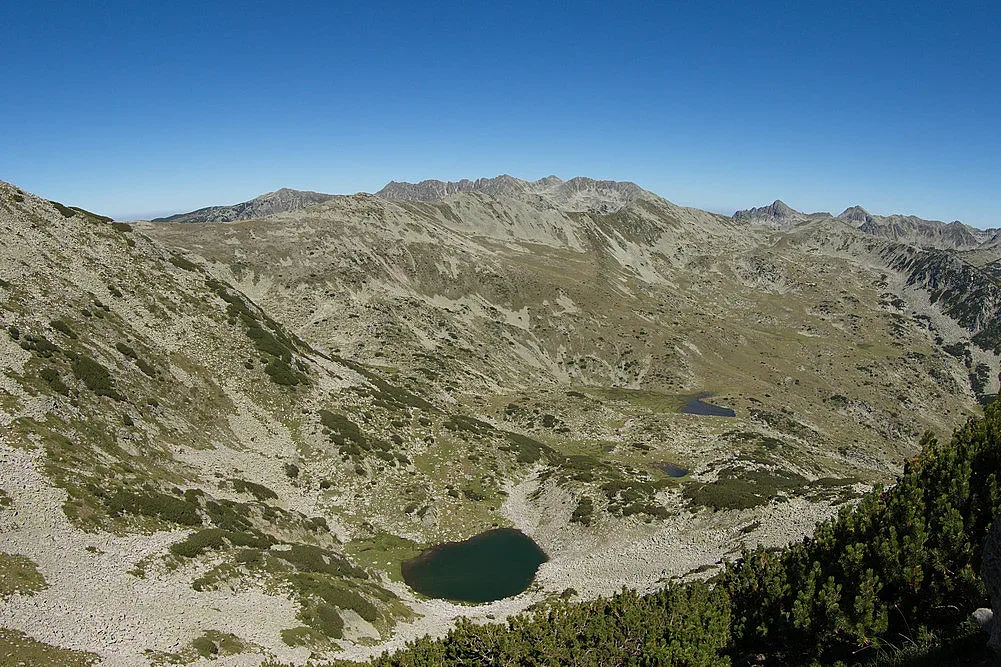 Езера образувани между върховете на Пирин