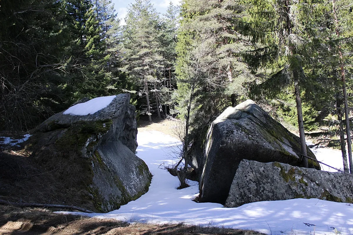 Легендата за "Пукнат камък"