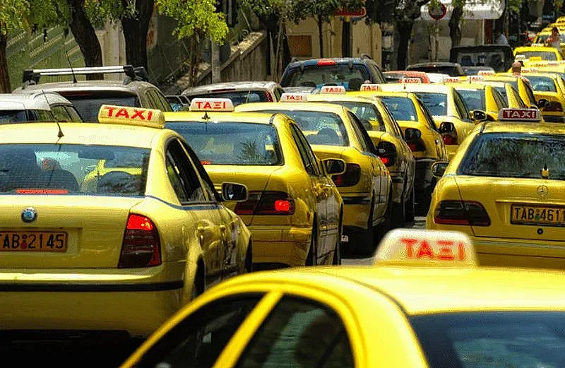 Голям проблем в Гърция! Таксита блокират големите градове