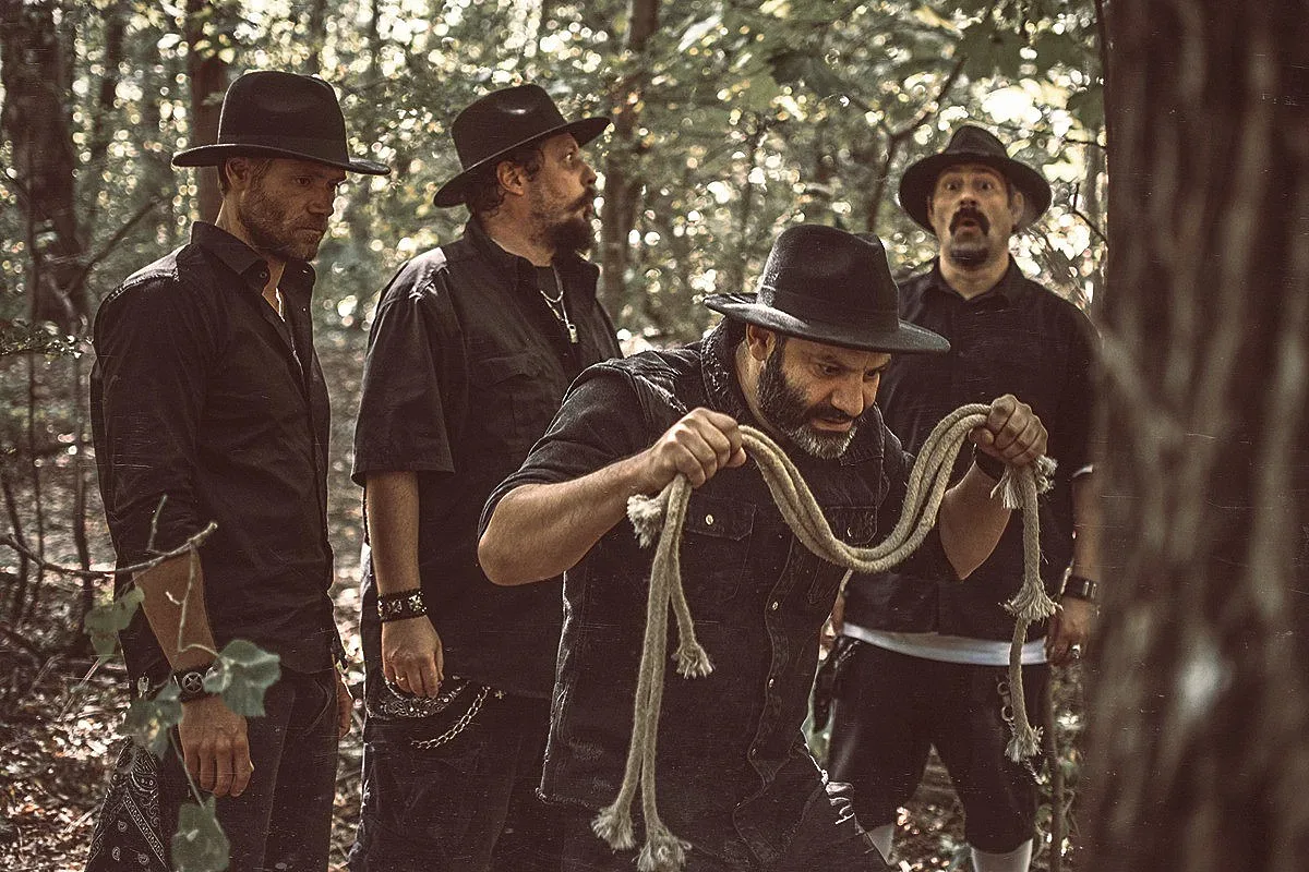 Fyeld изненадаха с песен на български