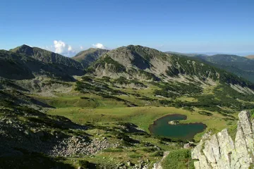 Езеро изумява туристи с чудната си форма