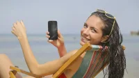 Какво да правим ако изпуснем телефона във вода? Експертите са категорични