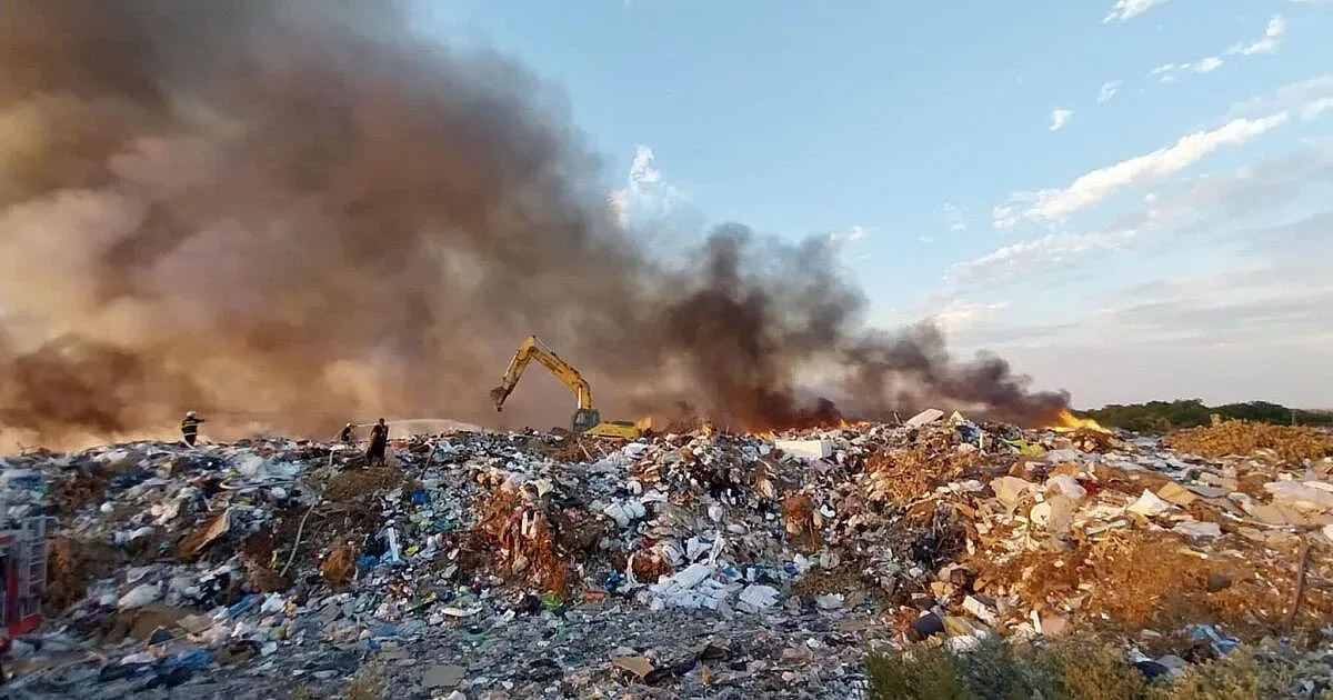 Опасност! Гори депо за отпадъци край голям наш град