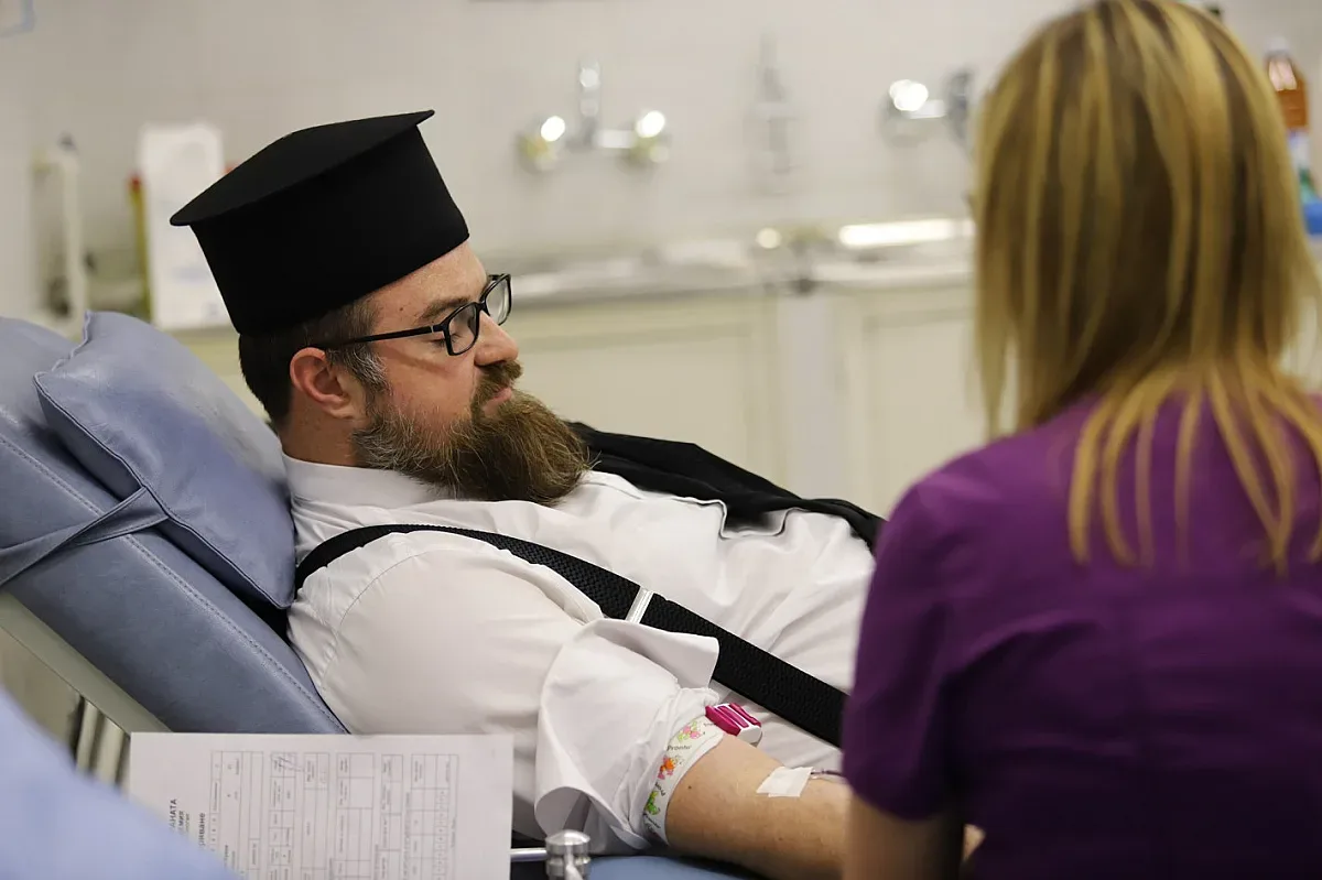 Български свещеници с благородна акция във Военна болница