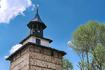 Как една най-старите кули става часовникарска