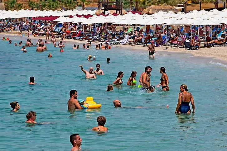 Евтино! Български пенсионери се юрнаха на гръцкото море