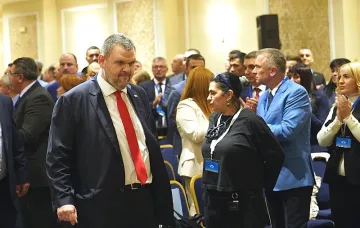 Заседанието на ДПС започна. Ето как Централният съвет посрещна Пеевски