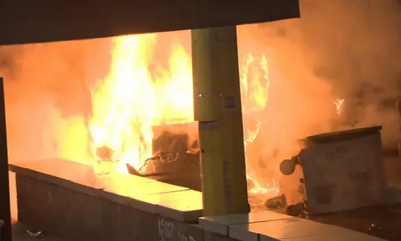 В центъра е като на война. Ултрасите подпалиха полицейски бус