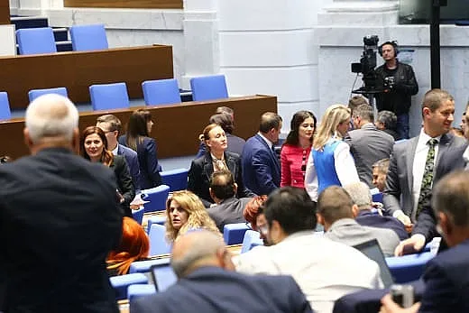 Кабинетът на косъм! ГЕРБ и ДПС знаково напуснаха пленарната зала