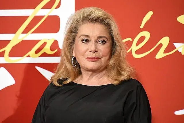 Катрин Деньов е жената на Ширак в нова комедия