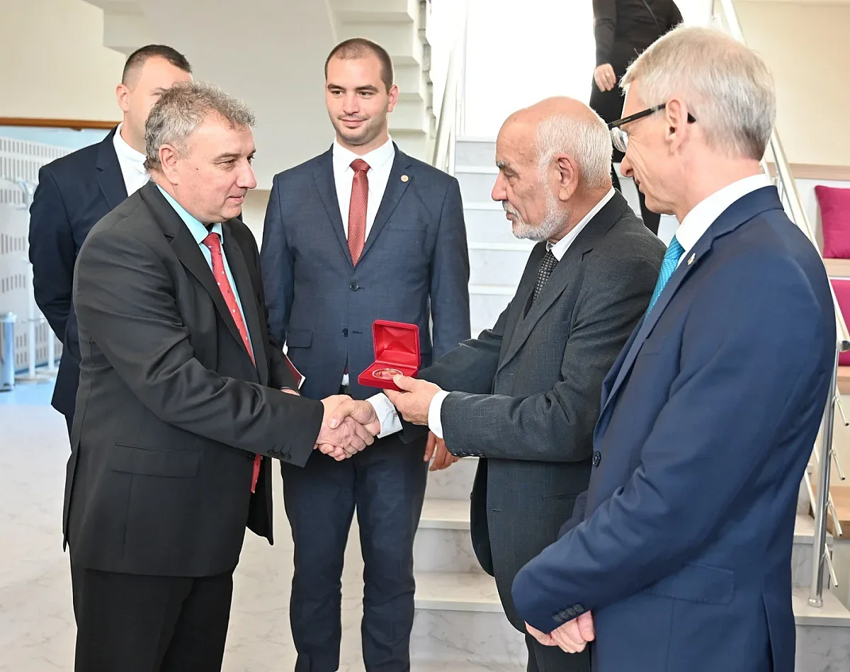 Робот посрещна Денков в 100-годишната библиотека на УНСС